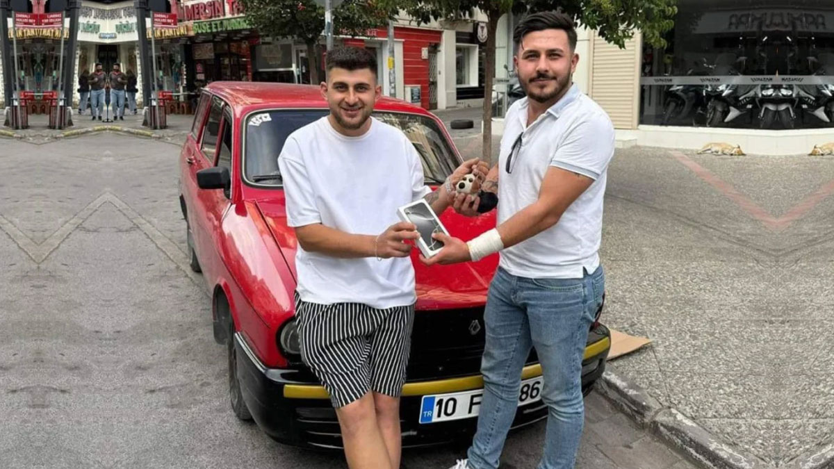 1986 model Toros arabasını verip iPhone 16 Pro Max telefon aldı! Şaşırtan takas sosyal medyada gündem oldu