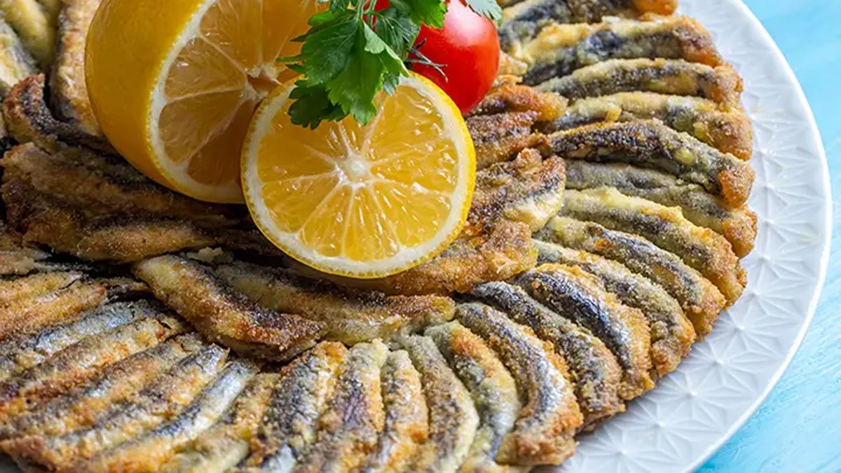 Ne yağ sıçrıyor ne kokusu yayılıyor! Tavada pratik balık tarifi... Kokusuz balık pişirmenin sırrı buymuş