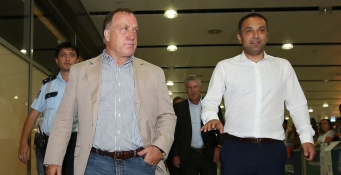 Fenerbahçe, Dick Advocaat ile 1 yıllık anlaşmaya vardığını KAP'a bildirdi