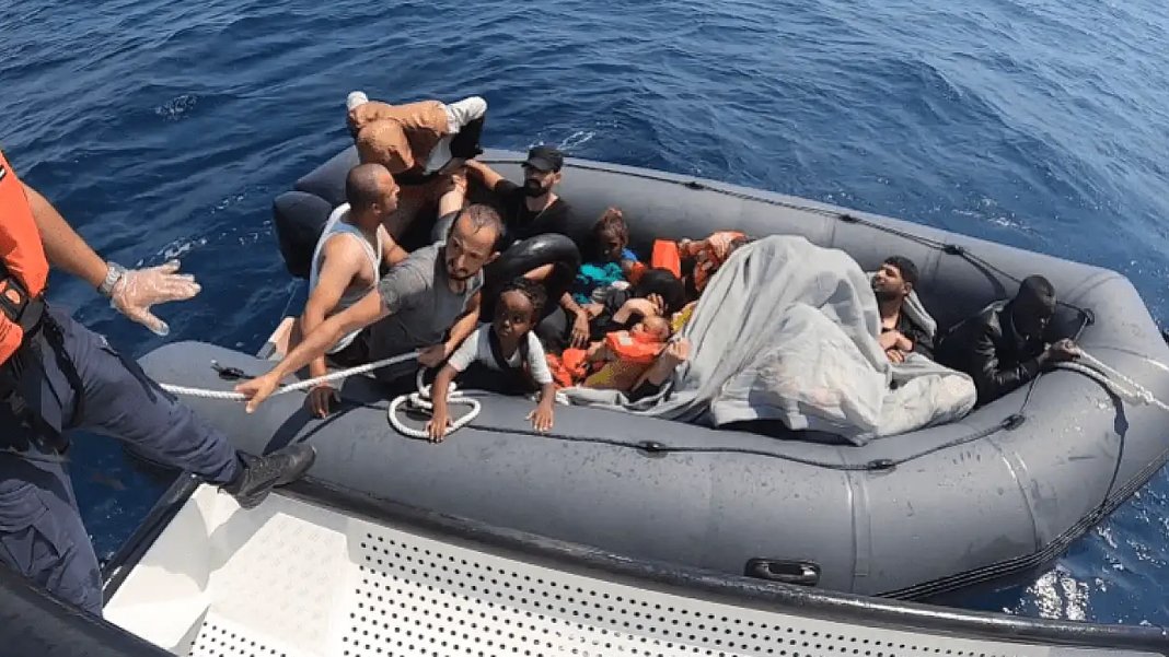 Fransa'da mültecileri taşıyan bot alabora oldu: 2 kişi hayatını kaybetti