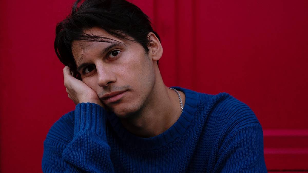 Can Ozan’dan yılın hitine aday yeni şarkı: “Acıtır gibi severek”