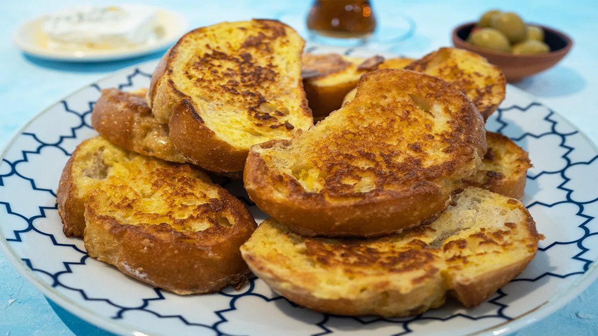 Yumuşacık oluyor, yağ çekmiyor! Sırrı sonunda yumurtalı ekmek tarifi: Yiyen yağda kızardığına inanmıyor