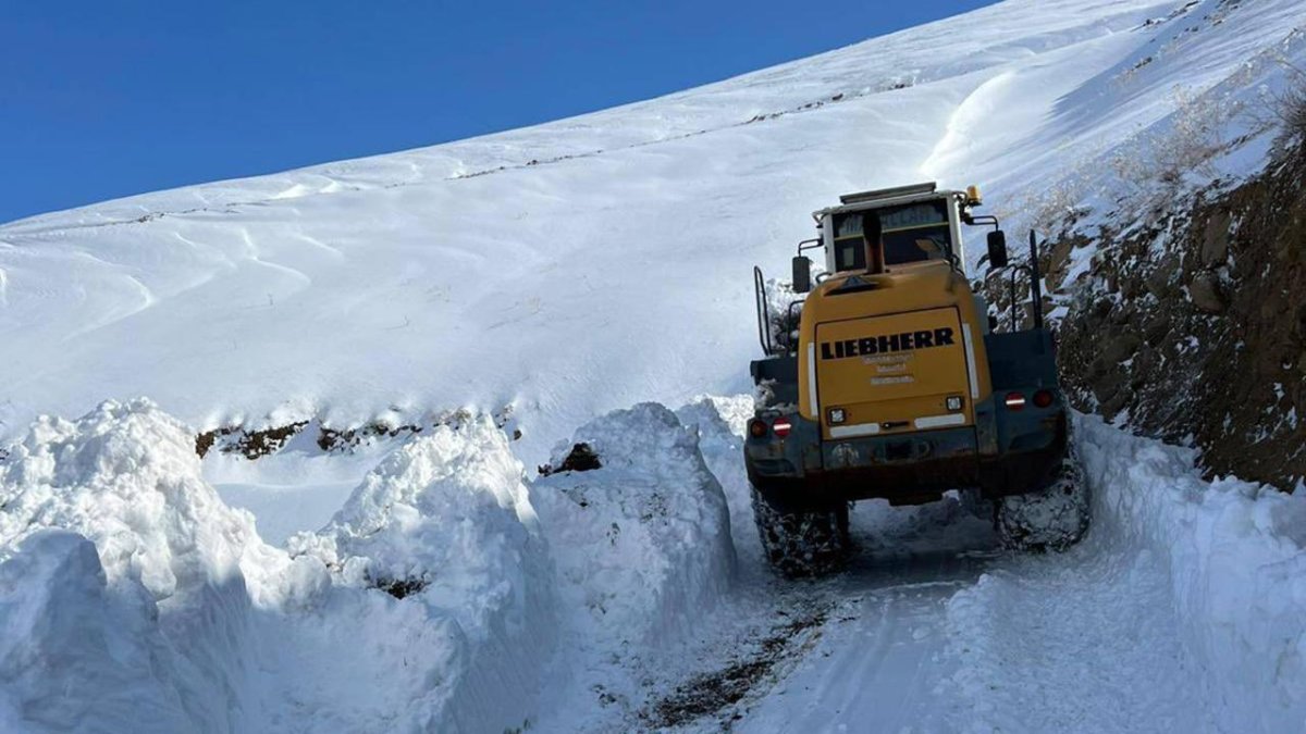 Hakkari’de ekim ayında beklenmedik kar yağışı: Aytepe üs bölgesi yolu kapandı