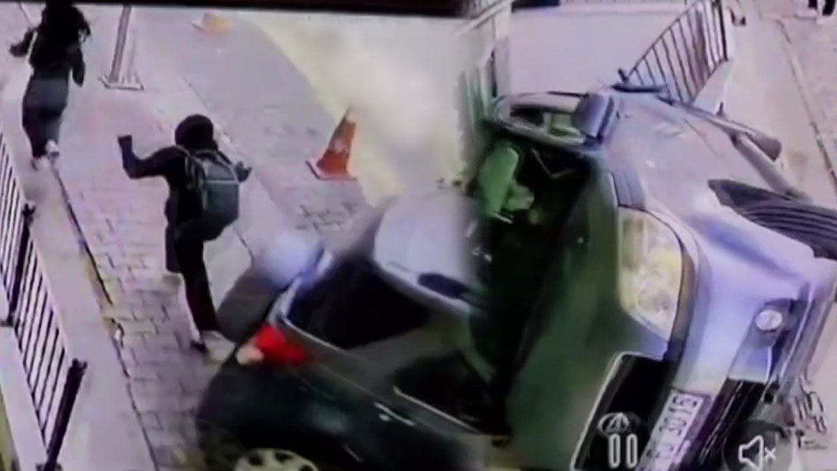 Fren yerine gaza bastı: Çocuklar böyle ölümden döndü! Aracın altında kalmaktan son anda kurtuldular