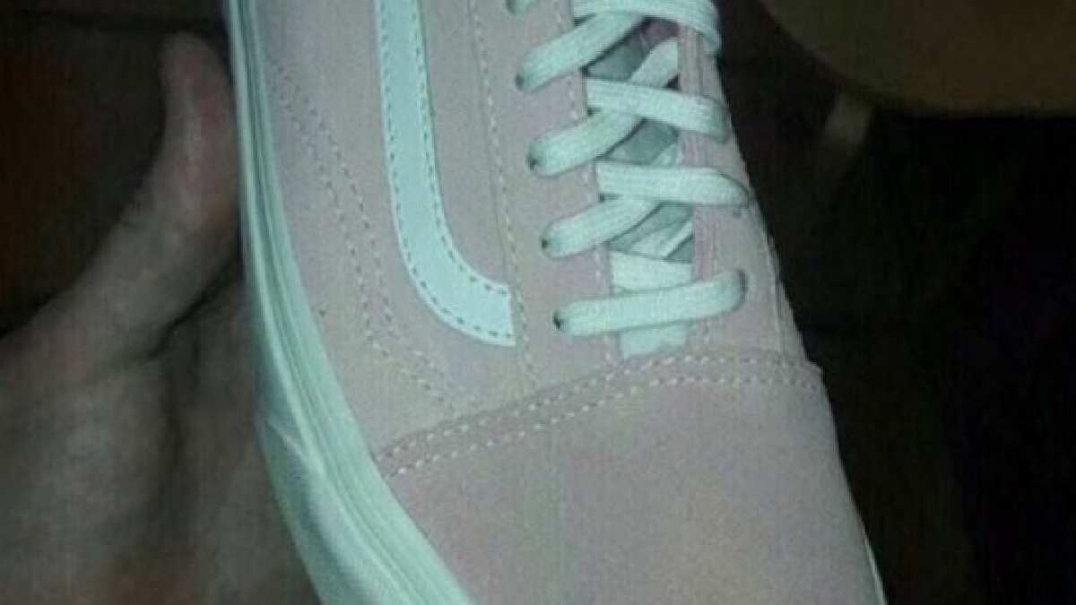 Kimse aynı noktada buluşamıyor! Bu ayakkabı hangi renk?  Tüm Türkiye'yi ikiye böldü!