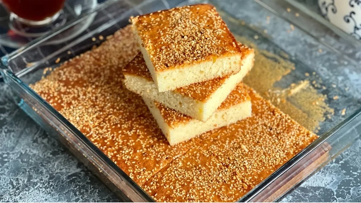 Anne usulü tepsi keki tarifi... Kabardıkça kabarıyor, lezzetine doyulmuyor: Deneyen kek kalıplarını rafa kaldıracak