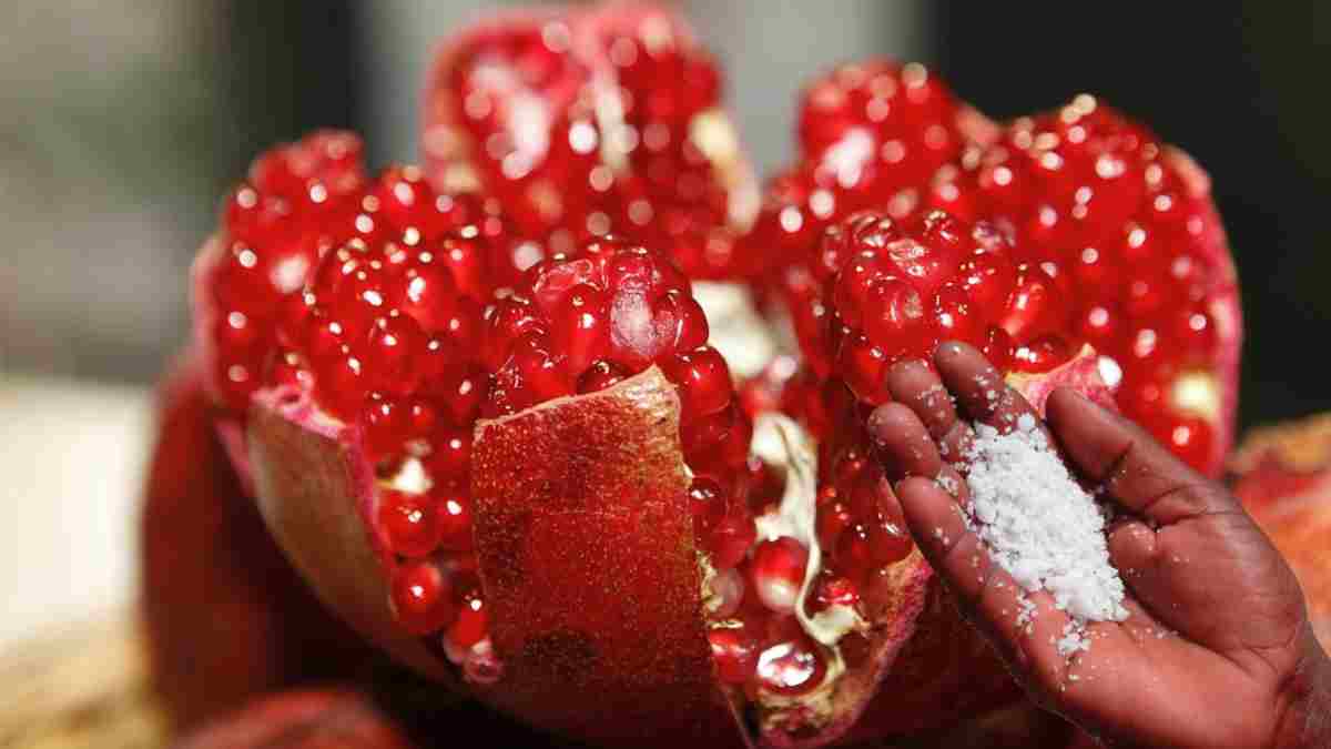 Nar yerken üzerine tuz serpin, bakın ne oluyor? Tuzlu nar yemenin faydaları: Etkisi inanılmaz