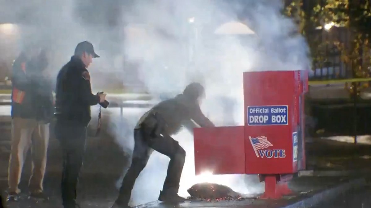 ABD'de seçim sandıkları kundaklandı