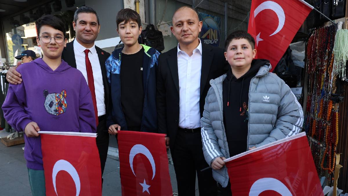 Kırıkkale’de esnaf ve vatandaşlara 1923 adet Türk Bayrağı dağıtıldı