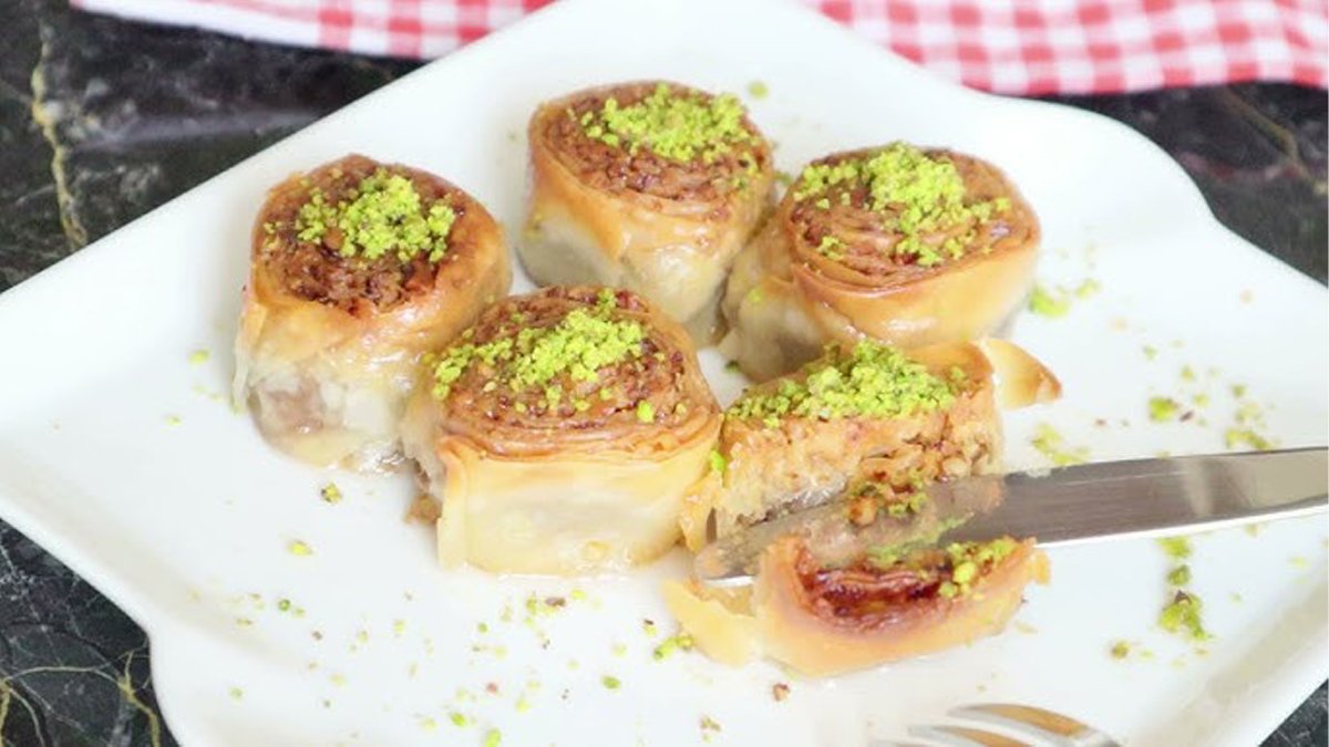 Osmanlı saraylarından gelen lezzet! Pastanelerde kilo kilo satılıyor: İşte orijinal fıstıklı saray sarması tarifi