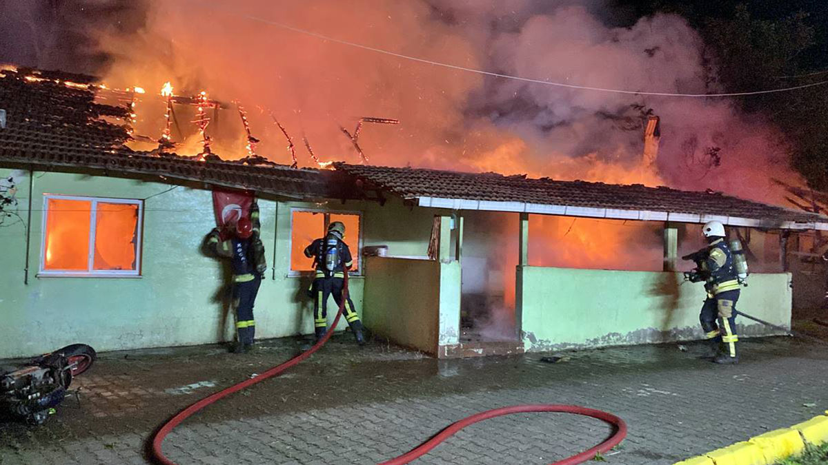 Annesi içerideyken evi benzin dökerek ateşe verdi! Kundaklama bahanesi hayrete düşürdü