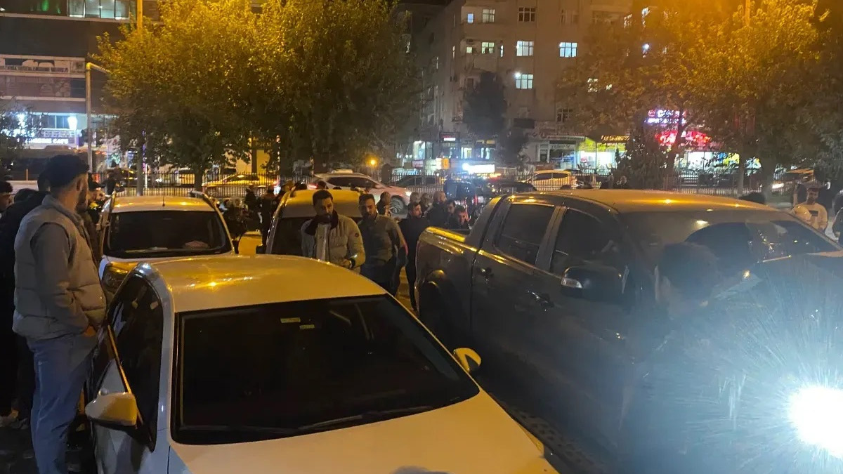 Kaza sonrası kaçmaya çalışan sürücü ortalığı birbirine kattı: 5 araba hasara gördü, 6 kişi yaralandı