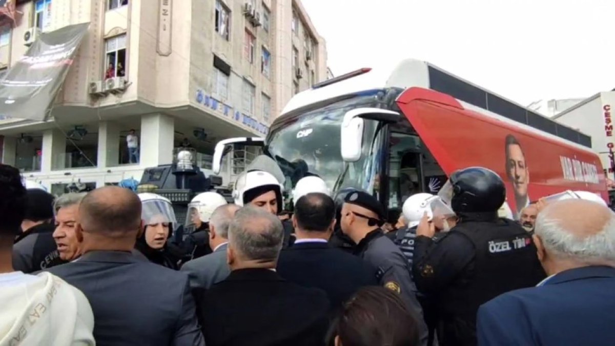 Esenyurt’ta CHP mitingi öncesi tatsız görüntüler: Polis’ten biber gazlı müdahale!