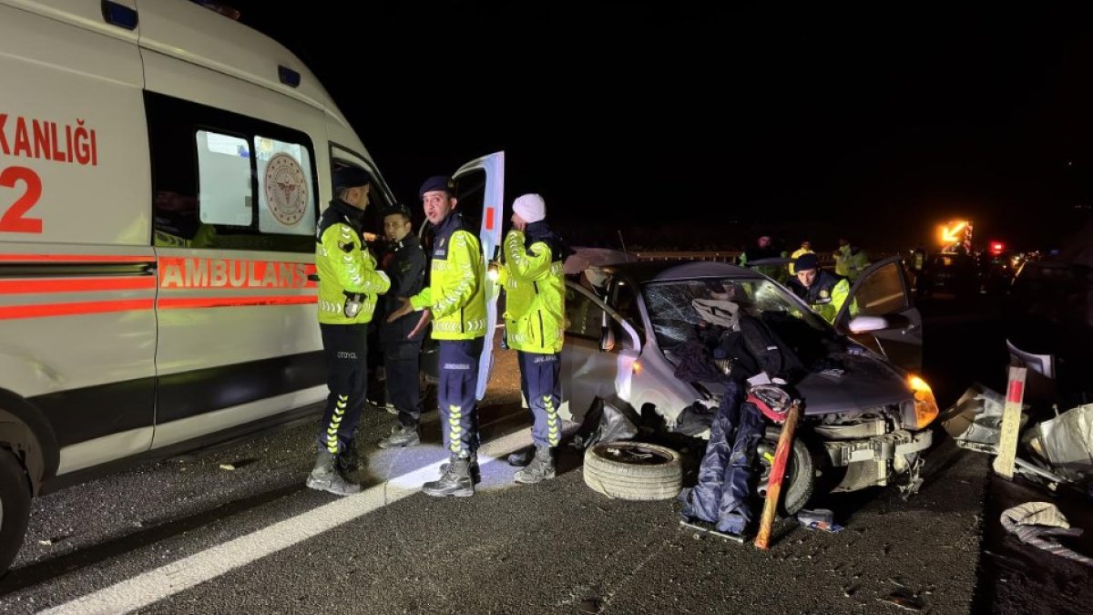 İstanbul-İzmir Otoyolu'nda feci kaza: 5 araç tırdan düşen tomruklara çarptı