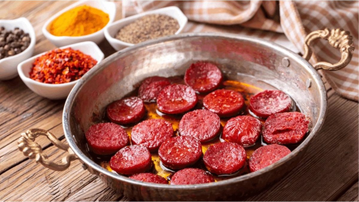 Sucuğun lezzetini katlayan tüyo! Aşçılar böyle yapıyor, yağda pişirmek yerine deneyin, farkı göreceksiniz