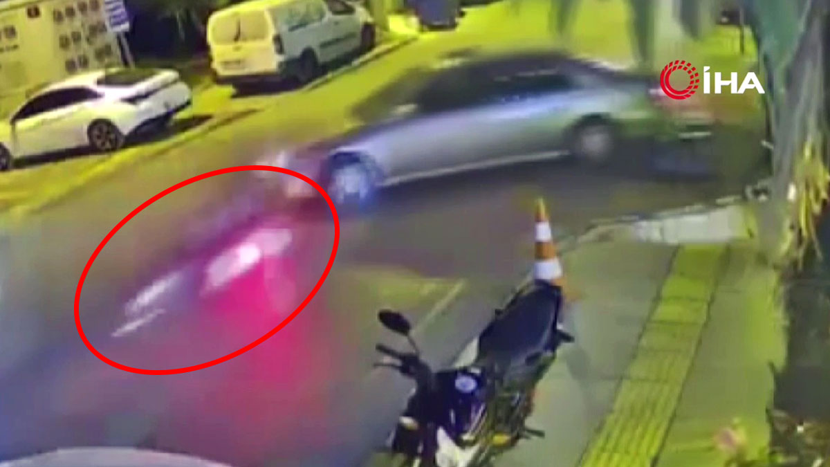 Motosikletin otomobile ok gibi saplanma anı kamerada! 1 ölü, 1 yaralı, 2 gözaltı