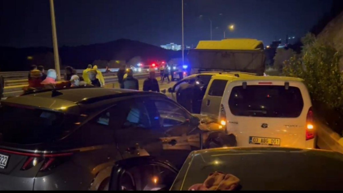 Afyonkarahisar’da zincirleme trafik kazası: 9 aracın karıştığı kazada 18 kişi yaralandı