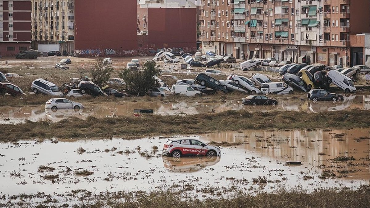 Binlerce asker felaketle mücadele için sahada: İspanya’da ekipler selin yaralarını sarmaya çalışıyor