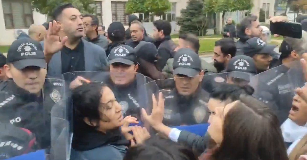 Yerine kayyum atanan Gülistan Sönük Batman Belediyesi önünde: İki gözaltı