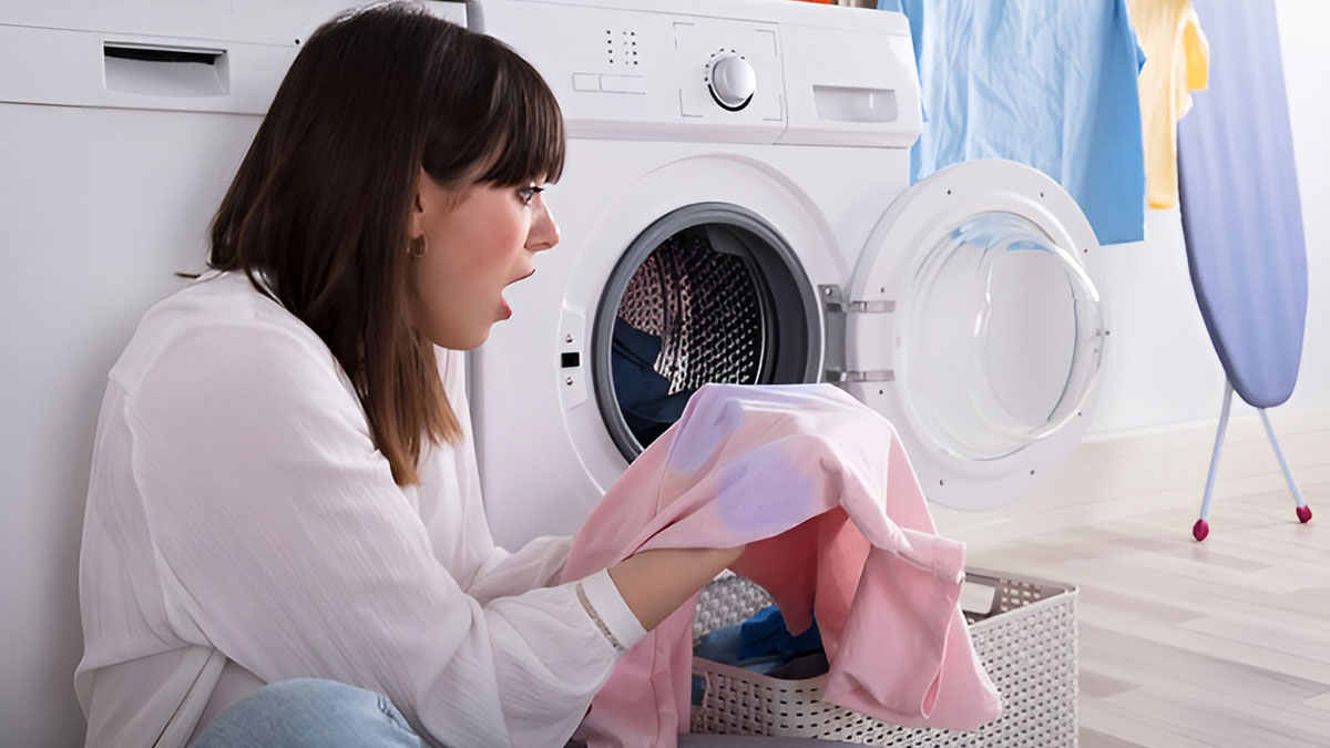 Makinede yıkanırken kıyafetlerin birbirine renk vermesine son! Meğer kolay yöntemi varmış