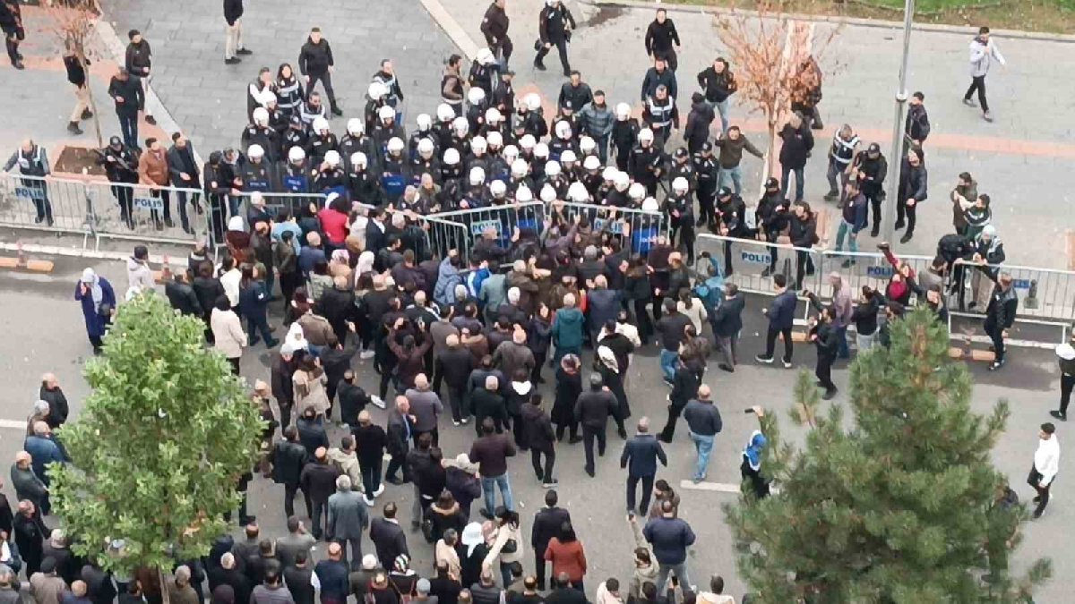 Batman'da izinsiz yürüyüşte gerginlik! 75 kişi gözaltında