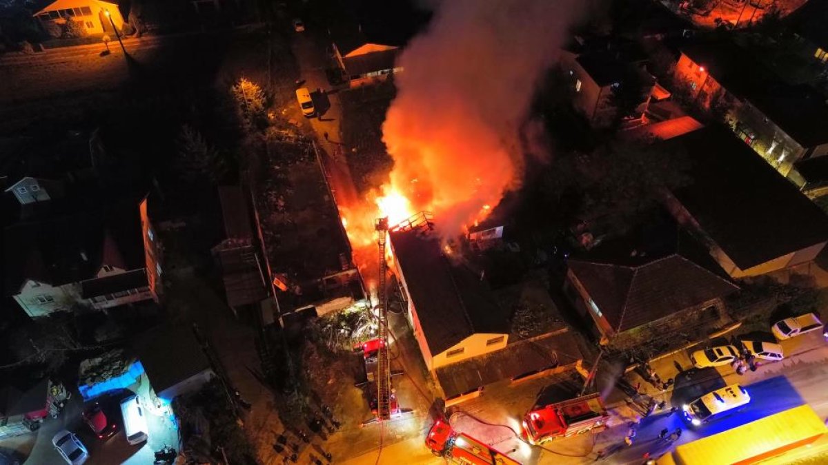Düzce'de yangın faciası: 2 ev ve odunluk alev alev yandı