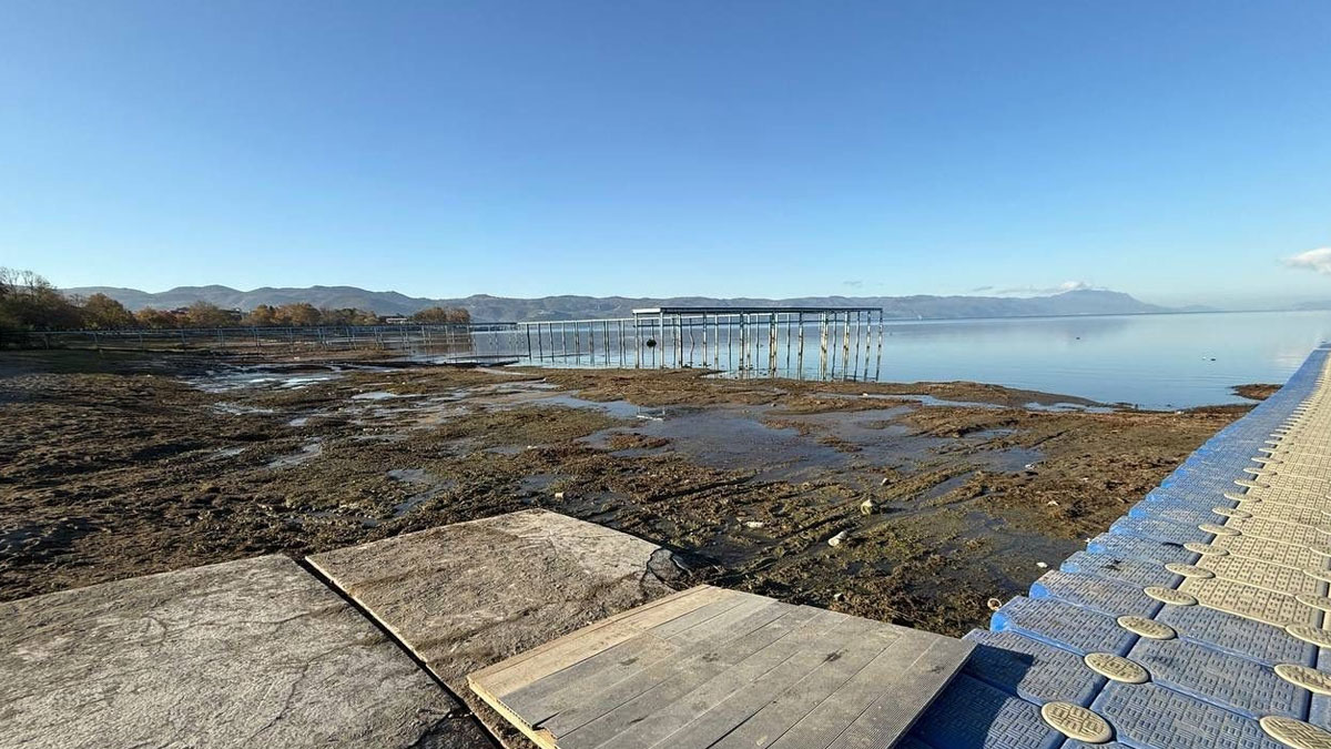 İznik Gölü’nde korkutan görüntü: En büyük iskele karaya oturdu