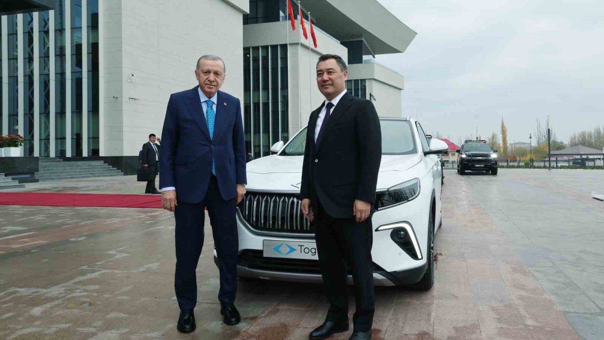 Erdoğan, Kırgızistan Cumhurbaşkanı Caparov'a TOGG hediye etti