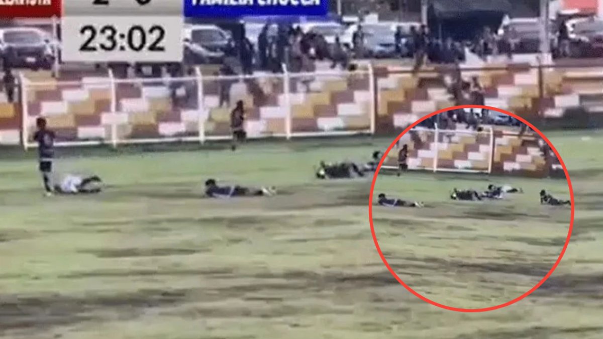 Futbol turnuvası ölüm arenasına döndü! Sahaya düşen yıldırım can aldı