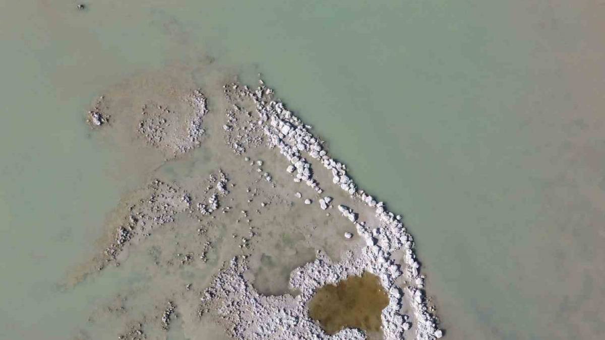 Arin Gölü’nde duvar kalıntıları ortaya çıktı