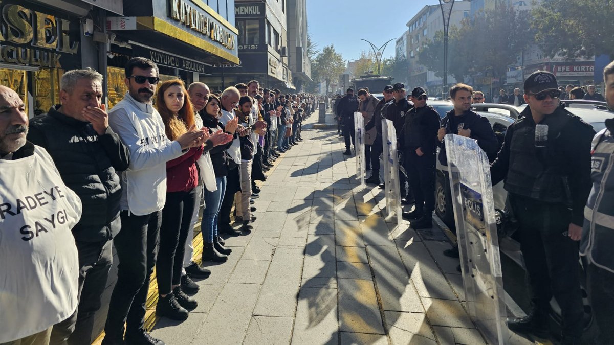 Van'da kayyum protestoları 3'üncü gününde: Yüzlerce kişi insan zinciri oluşturdu