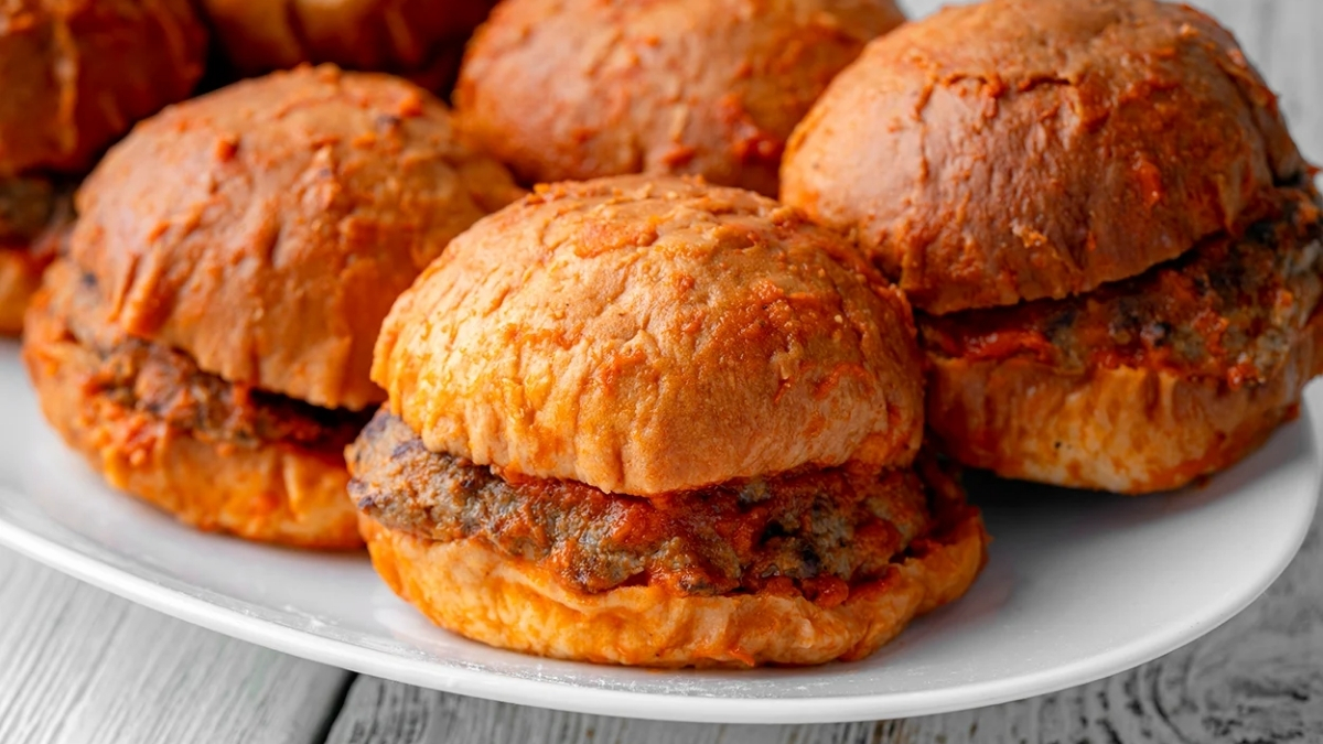 Hem daha sağlıklı hem daha ucuz! Hamburger için dışarı çıkmanıza gerek kalmadı: Evde ıslak hamburger yapmanın püf noktaları