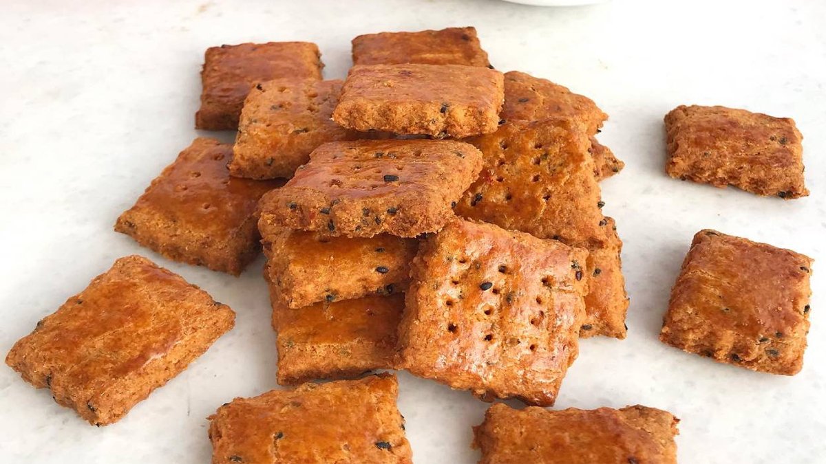 Kraker tadında oluyor, aylarca bozulmadan duruyor! Çıtır çıtır tuzlu kraker tarifi, hızlıca hazır oluyor