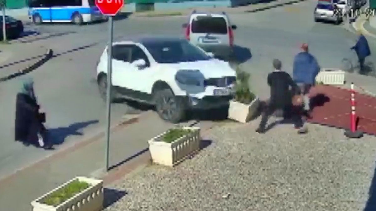 Kaldırımda yürürken böyle ölümden döndüler! Gaz pedalı takılı kalan otomobil ortalığı savaş alanına çevirdi