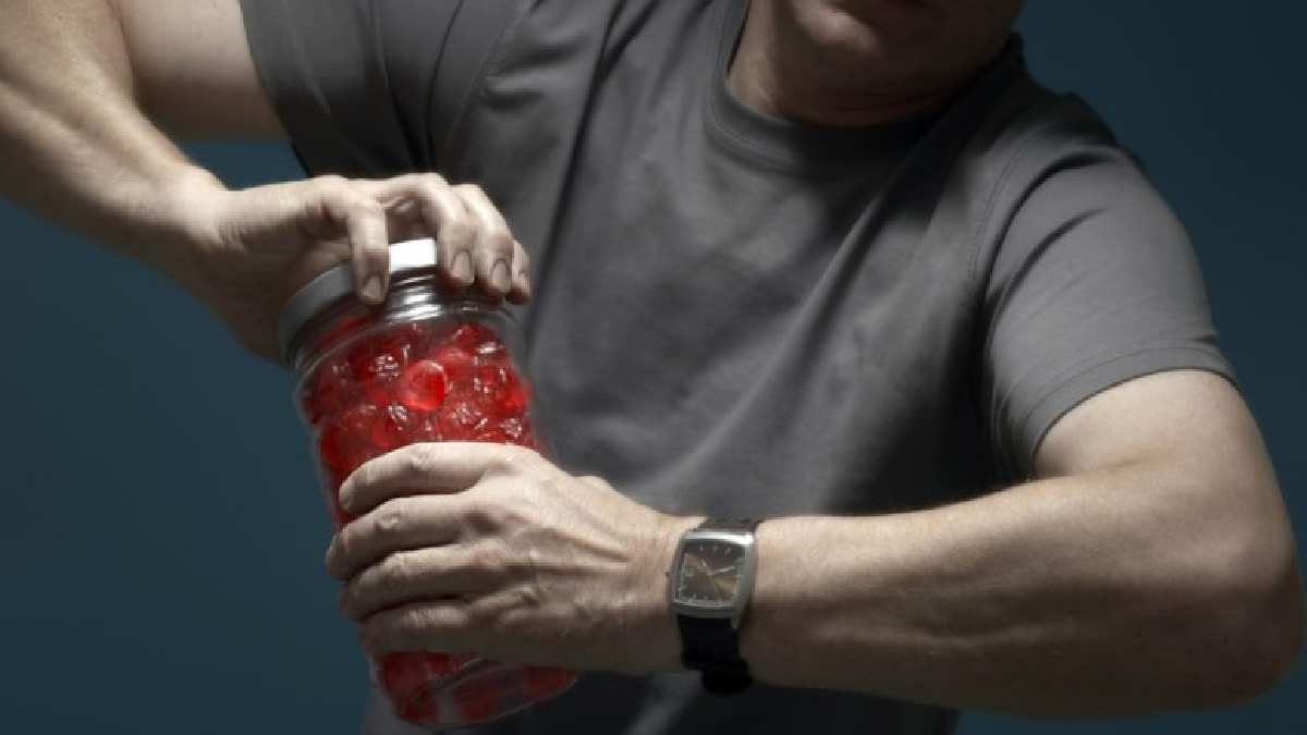 Kavanoz kapakları için eşlerinize gerek yok! Sıkışmış kavanoz derdine son! Çözümü bu kadar basitmiş…