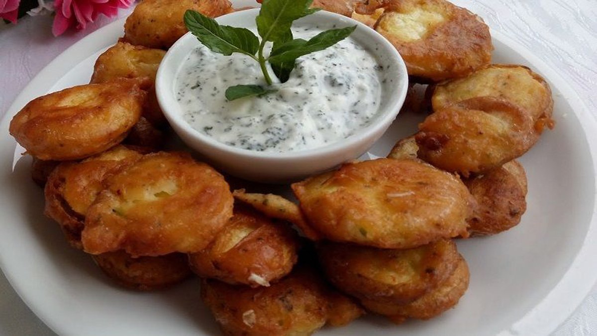 Kabak kızartmasını Yunan usulü deneyin! Çıtır çıtır cips gibi oluyor, yağ çekmiyor: Yunanlıların sırrı bu sostaymış