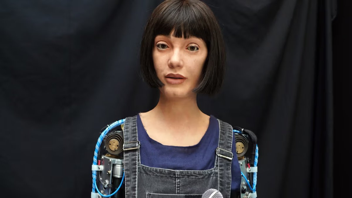 Dünyanın en gelişmiş robot sanatçısı Ai-Da'nın eseri rekor fiyata satıldı!