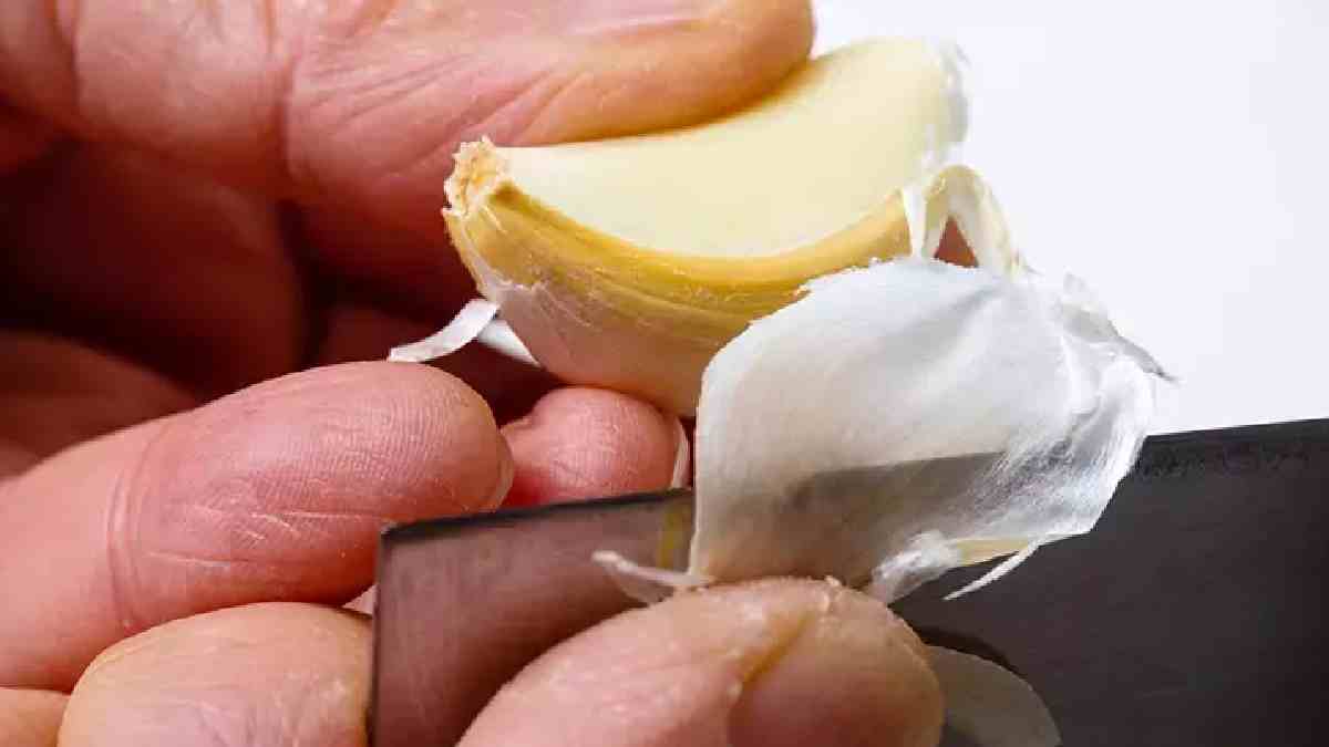 Sarımsakları muz gibi kolay soymanın formülü çok basitmiş! Kilolarca olsa bile hemen bitiyor