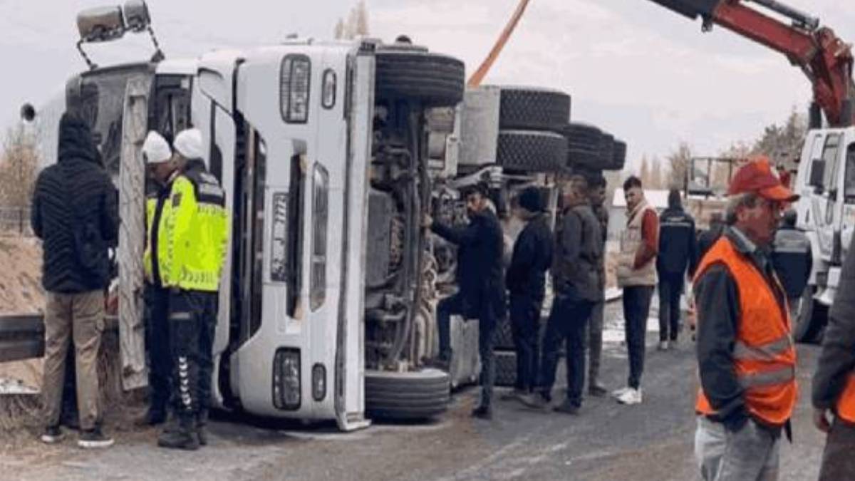 Konya'da pancar yüklü kamyon devrildi! Şoför hayatını kaybetti