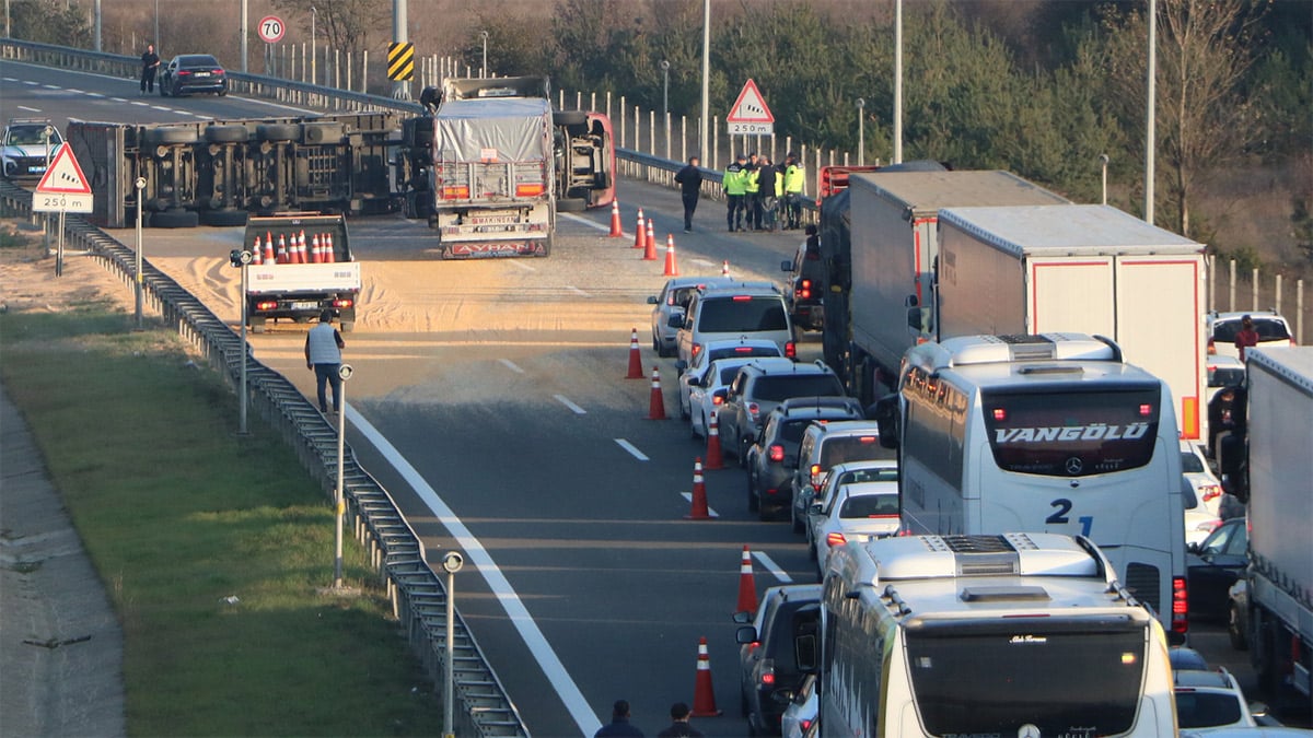 Anadolu Otoyolu'nda tır devrildi, Ankara yönü trafiğe kapandı