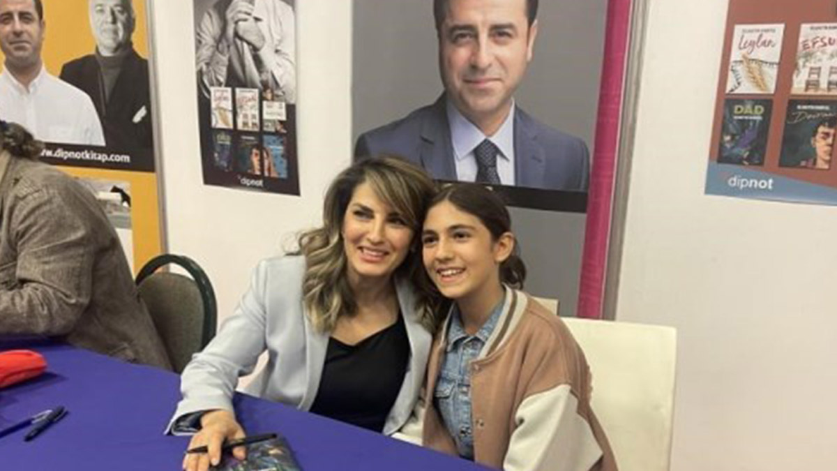 Başak Demirtaş, TÜYAP’ta imza gününe katıldı