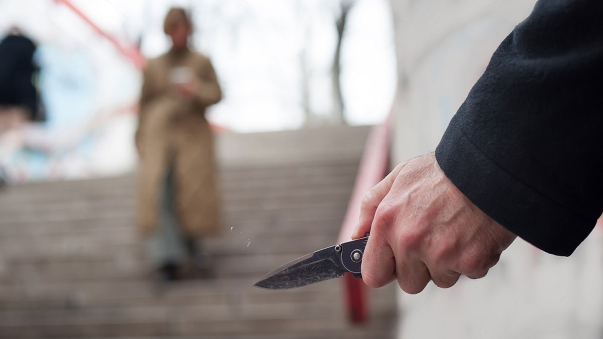 Sokakta tanımadığı bir kadını bıçaklayan adamın gerekçesi şoke etti! Ülke zıvanadan çıktı...