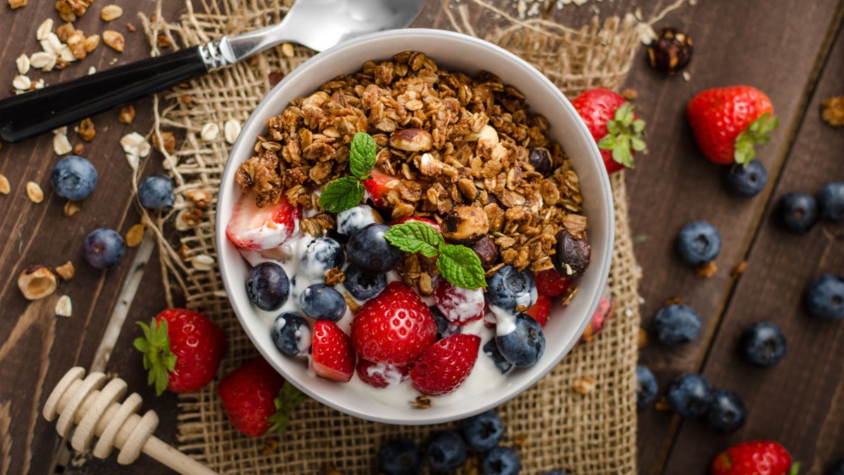 Diyet yapanlar içi rahat yiyecek! Hazırlara para dökmeyin, evde yulaflı granola tarifi: Kilo almadan ağzınızı tatlansın