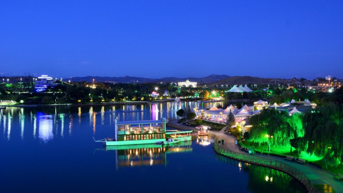 Ankara'nın denizi yok ama gemisi ve adası var! Başkentin en büyük parklarından, denizi özleyen akın ediyor