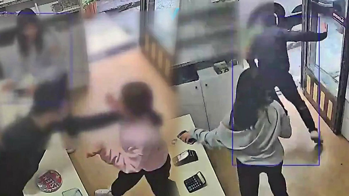 Bu nasıl bir tezgah böyle? Önce kafasını karıştırdılar, sonra çalarak uzaklaştılar: Anbean kamerada