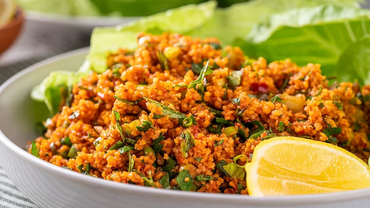 Gün tabaklarının vazgeçilmezi olacak! Bol yeşilliği ile yiyen tarifini isteyecek: İşte en lezzetli kısır tarifi