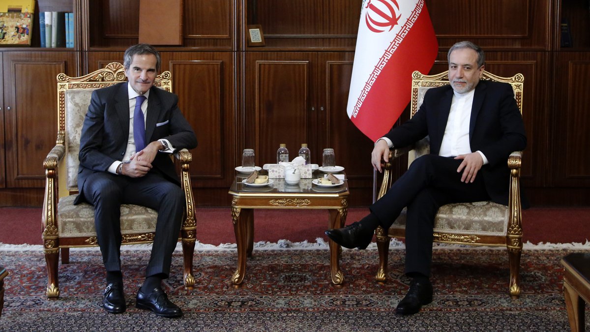 İran Dışişleri Bakanı,  Uluslararası Atom Enerjisi Başkanı ile görüştü: 'İran müzakere etmeye hazır'