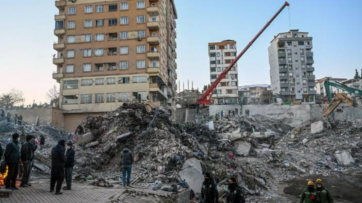 111 kişiye mezar olan Ebrar Sitesi müteahhidinden şok savunma: Binayı 6 şiddetindeki depreme göre inşa ettik