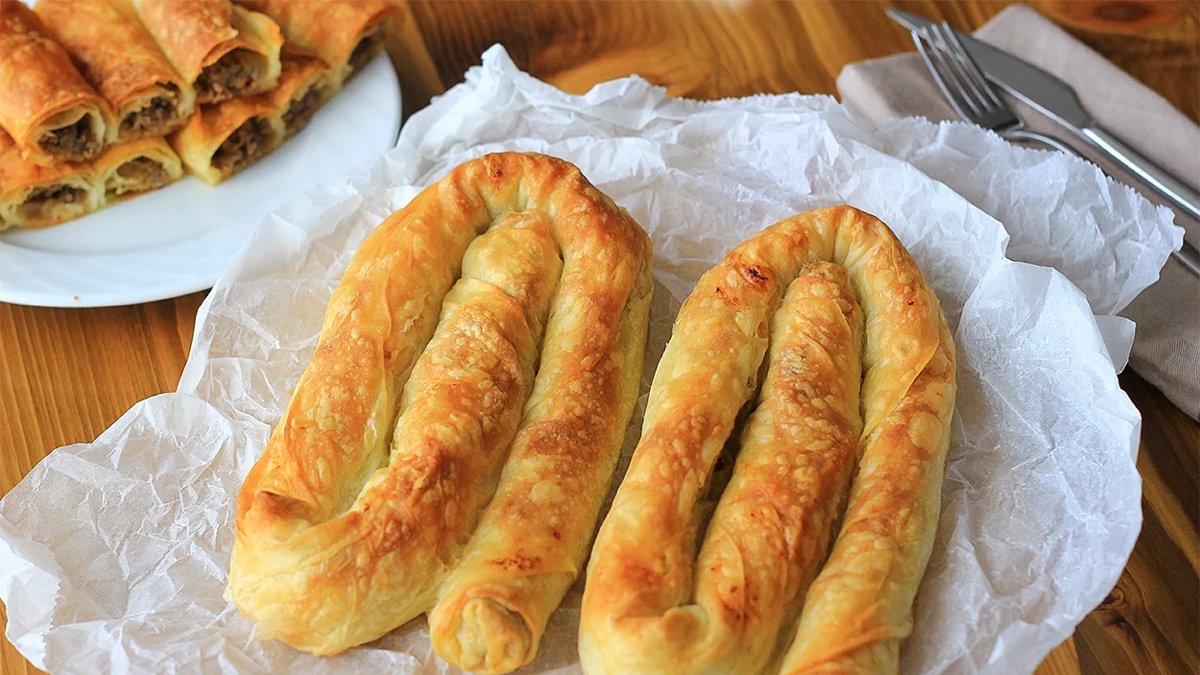 Artık kimse börekçilere gitmeyecek! Ustaların sır gibi sakladığı kol böreği tarifi: Isırırken çıtır çıtır ses geliyor!