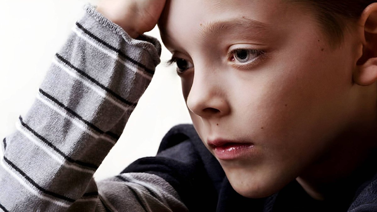 Çocuğunuz çok sık sabit bir noktaya bakıyorsa dikkat! Bu hastalığın başlangıcı anlamına geliyor
